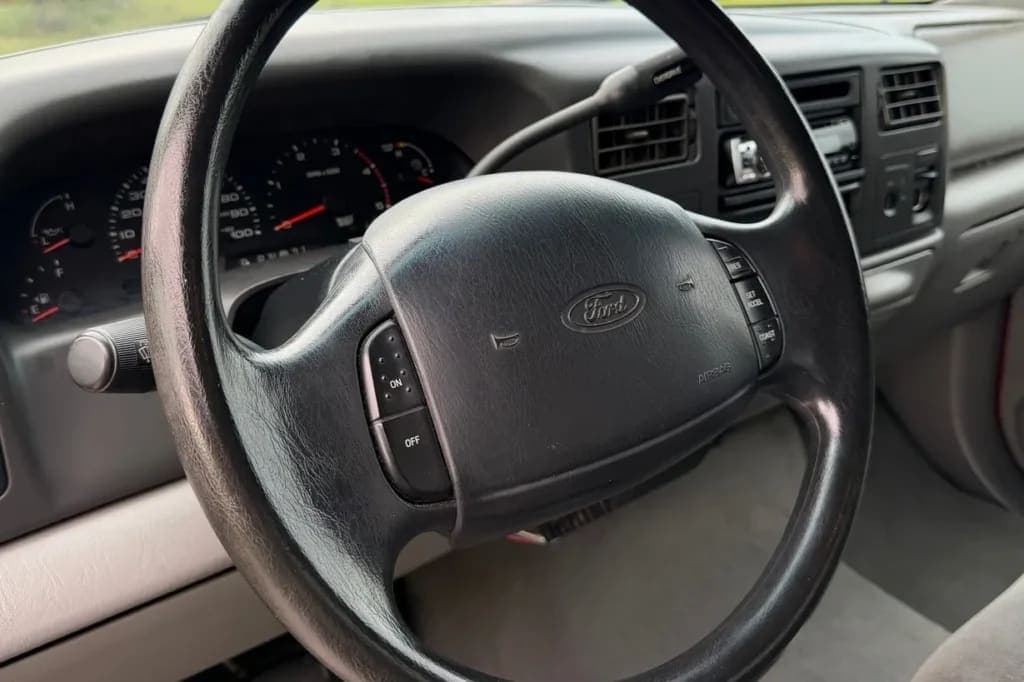 2002 Ford F-350 Super Duty XLT, view