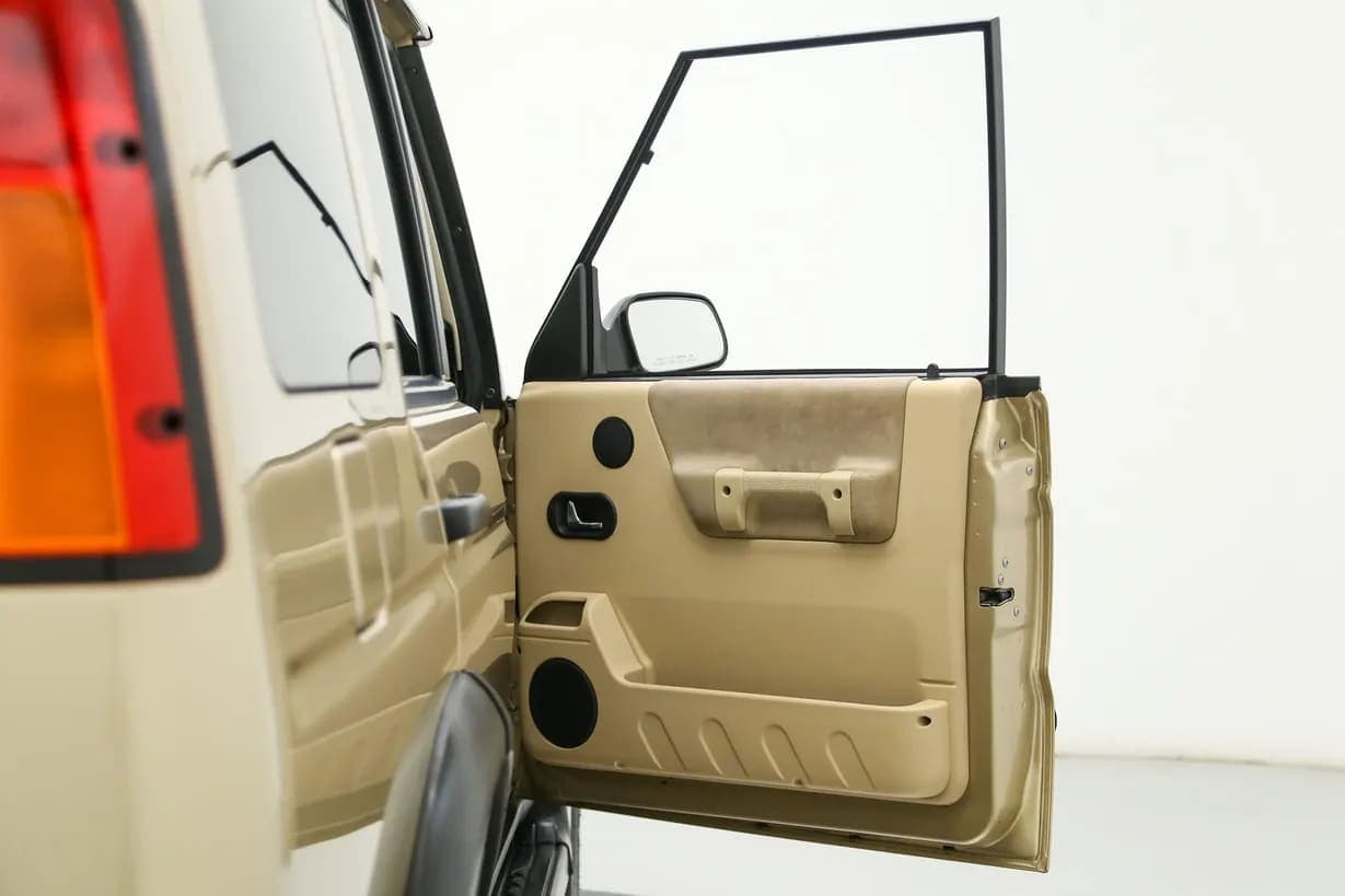 2004 Land Rover Discovery II SE, view