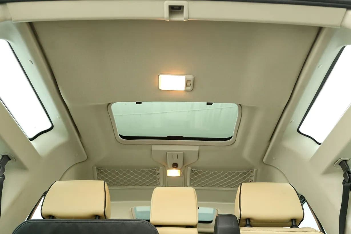 2004 Land Rover Discovery II SE, view